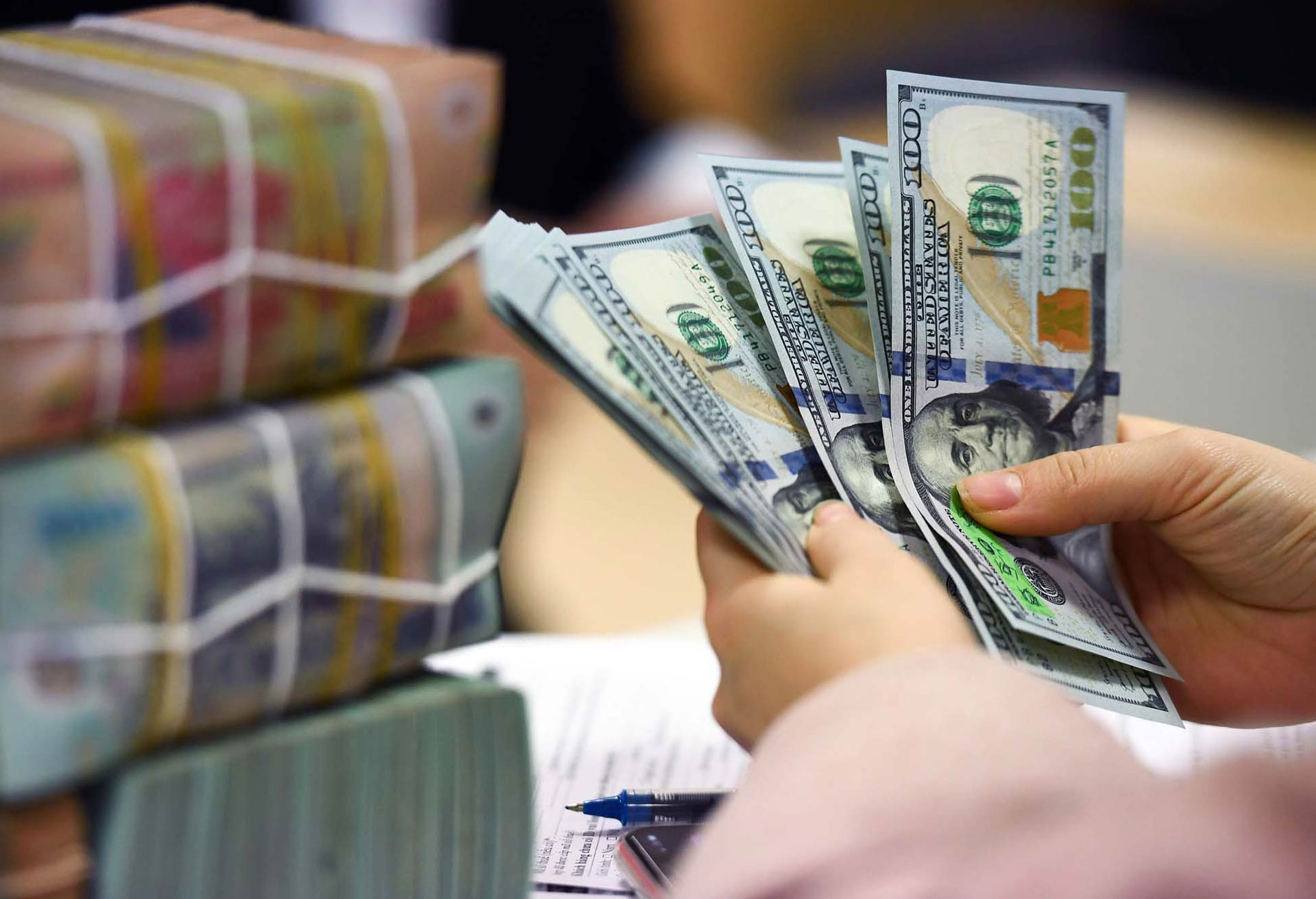 dong usd 1 1226 928 1395 549 1138.jpg
